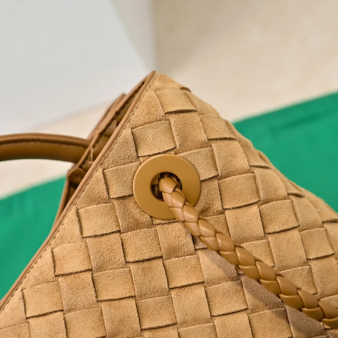 The 2024 new Andiamo batch 1920 BV has been shipped‼ ️Really popular🔥The new Andiamo woven handbag launched by Bottega Veneta this season is really popular all over the world! ! Celebrities at home and abroad have worn it, and Oscar-winning actress Michelle Yeoh has taken it out on the street. Song Jia, Trai Yara, Yu Feihong, Sanji Ayaka, Rosie Hunting-Whiteley, Yoshioka Riho, etc. have all picked up this bag. It is classic and versatile, showing off its temperament, and the bag capacity is also large, which is very convenient for daily commuting! ! A variety of carrying methods, the shoulder straps can be adjusted by yourself, the original lambskin feels soft and delicate, and the neutral style is created to break gender boundaries and bring a more practical and longer-lasting use experience. Andiamo, which has both elegant and casual styles, perfectly interprets the true appearance of "fashionable old money style". Style number: 7463 (suede) Size: 25*22*10.5cm